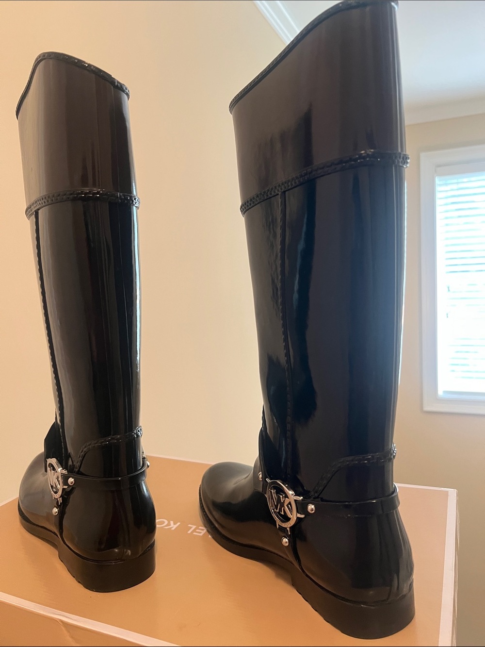 Michael Kors Black Logo, Glossy Tall Women's Boot. EXCELLENT CONDITION. Size: 9 - Picture 2 of 11